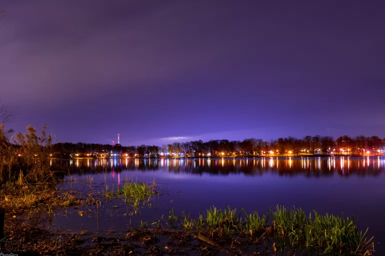 Jezioro Paprocańskie nocą