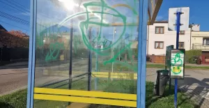 Zniszczony przystanek autobusowy na Czułowie - 01.11.2023