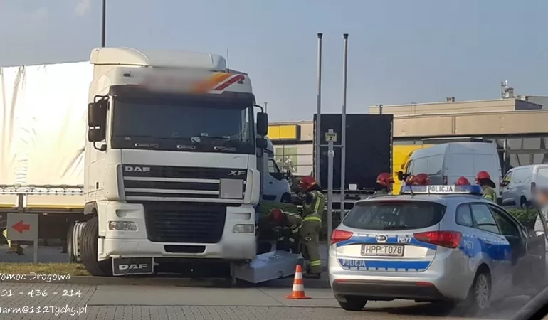 Ciężarówka uszkodziła zawory zbiorników z paliwami