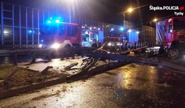 Tir zablokował jezdnię. Utrudnienia w ruchu trwały