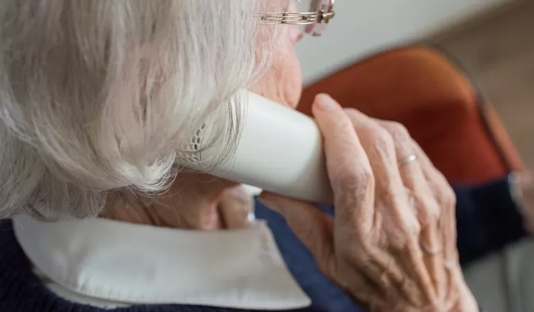 senior, telefon, oszustwo