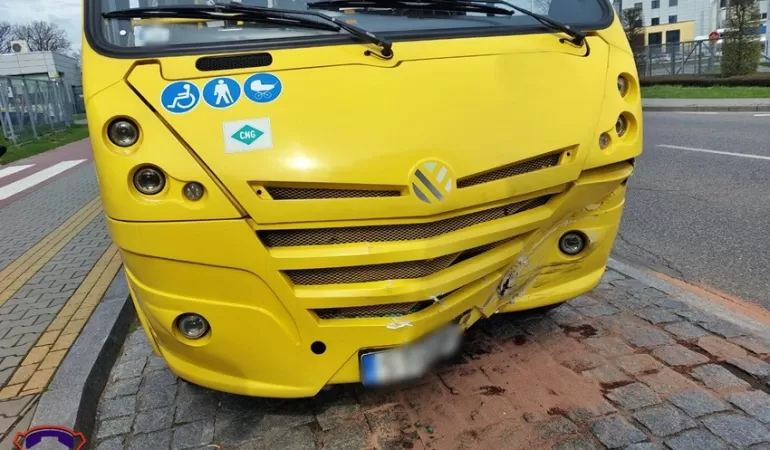 Kolizja autobusu z osobówką. Powodem wymuszenie pierwszeństwa