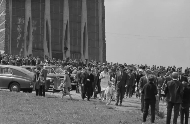 Po mszy, 1965 rok , historyczne zdjęcie