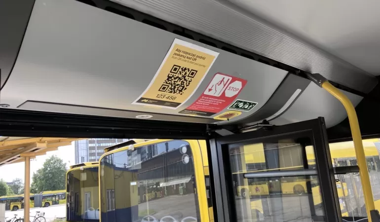 Kody QR w pojazdach ZTM. Do czego będą służyć?
