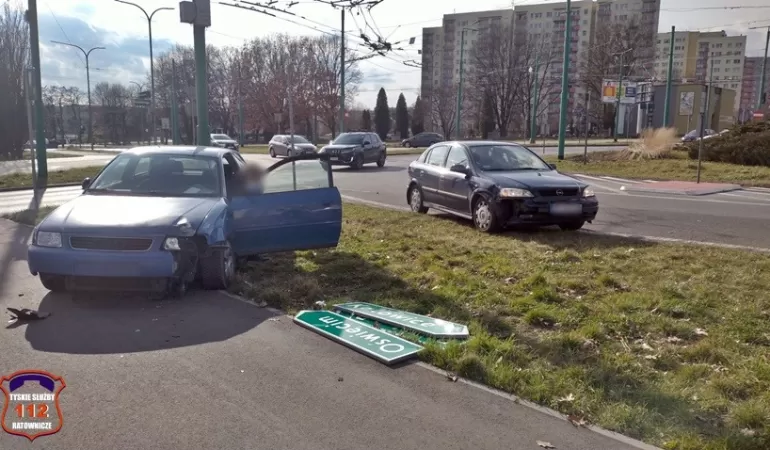 Kolizja Audi i Opla na rondzie Paprocańskim