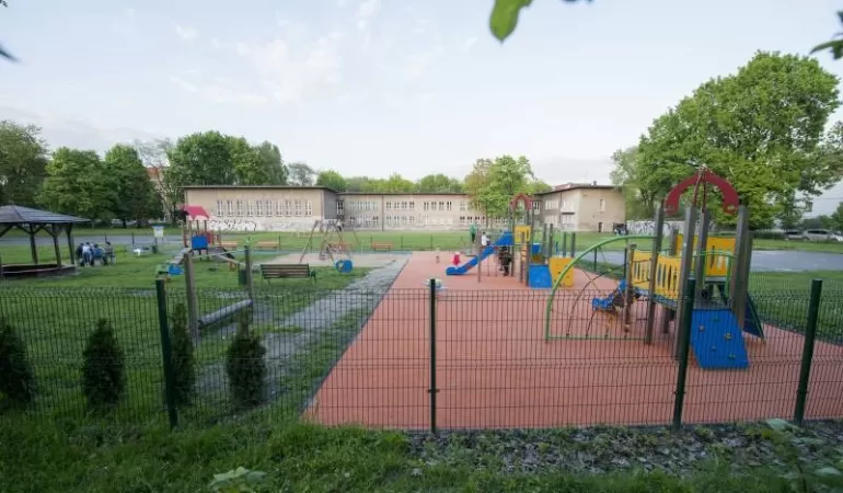 szkoła podstawowa, plac zabaw