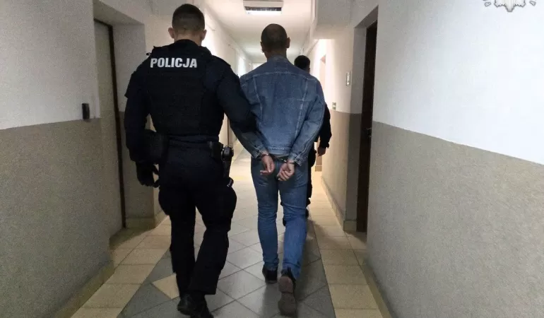 Przekroczył prędkość - miał zakaz kierowania. Przyspieszony wyrok i start procedury deportacyjnej