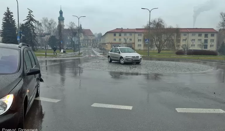 Zderzenie dwóch osobówek na rondzie przy Teatrze Małym - 30.12.2020