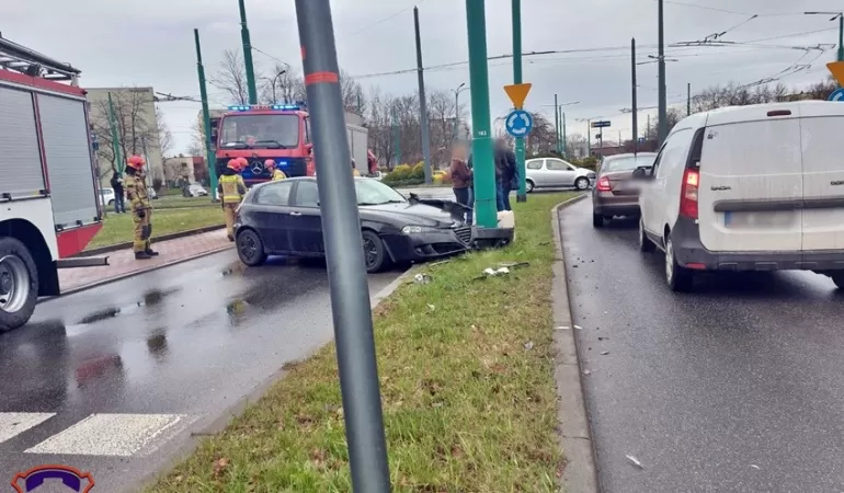 Osobówką uderzyła w słup na rondzie Zesłańców Sybiru