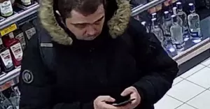 Rozpoznajesz go? Może mieć związek z kradzieżą alkoholu w Biedronce!