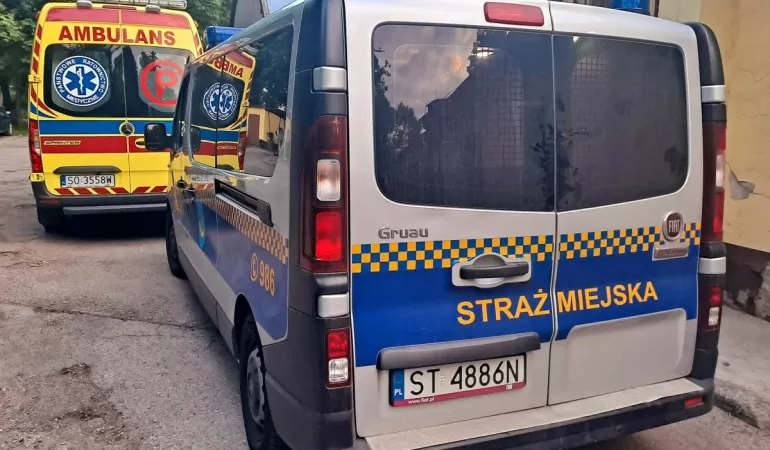 Strażnicy miejscy przewieźli do szpitala seniora potrzebującego pomocy medycznej