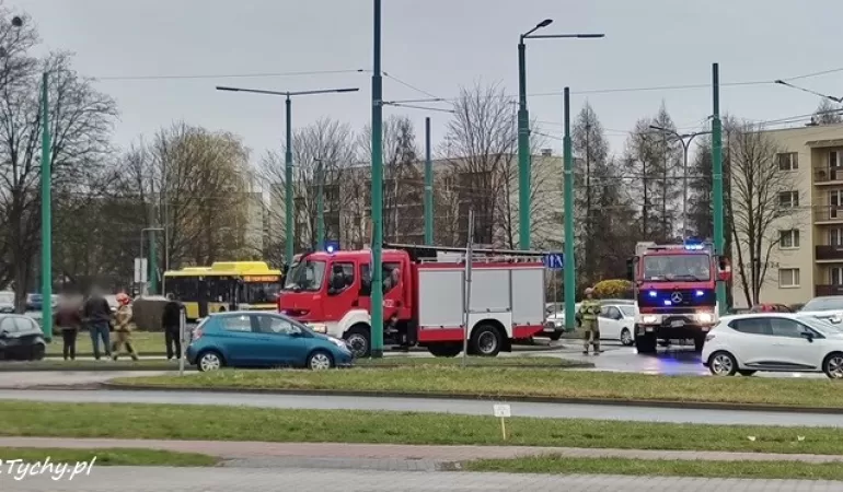 Osobówką uderzyła w słup na rondzie Zesłańców Sybiru