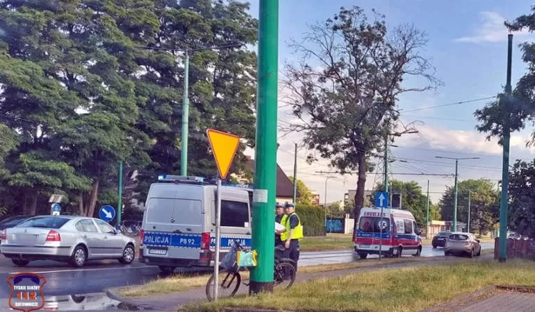 Rowerzystka wjechała wprost pod samochód. Trafiła do szpitala