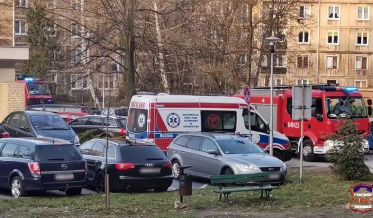 Starszy mężczyzna spadł ze schodów i zaklinował się