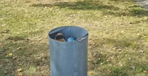 Zniszczony kosz na śmieci w Parku Suble