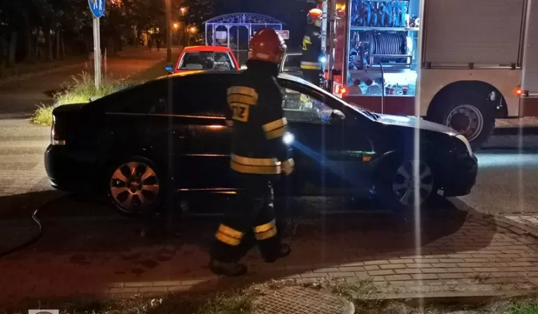 Pożar samochodu na parkingu osiedlowym przy ul. Honoraty