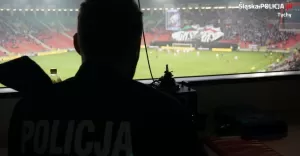 Incydenty na stadionie miejskim podczas sobotniego meczu z Polonią Warszawa , ilustracja , race