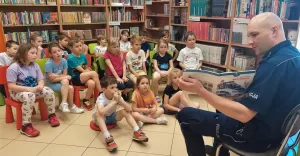 Policjanci czytają dzieciom w filii MBP nr 12 -06.2025