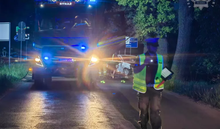 Tragiczny wypadek w Tychach. Auto stanęło w ogniu. Nie żyje kierowca - 02.05.2025