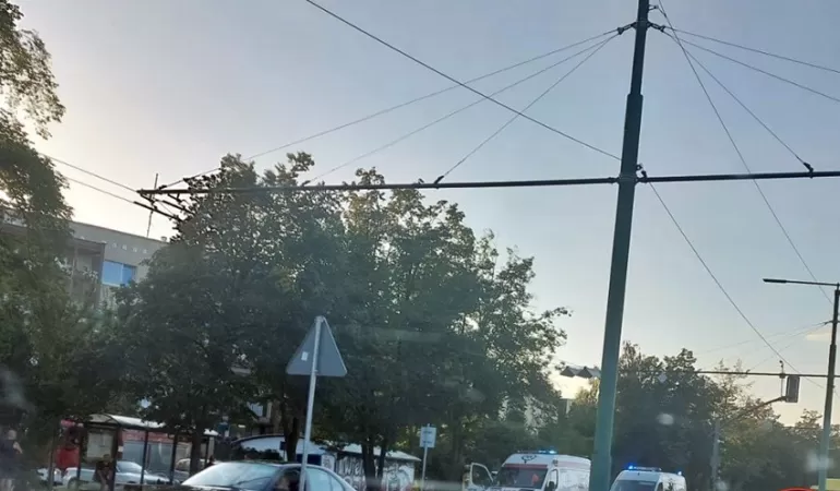 Rowerzysta zasłabł i uderzył w drzewo - 14.08.2023
