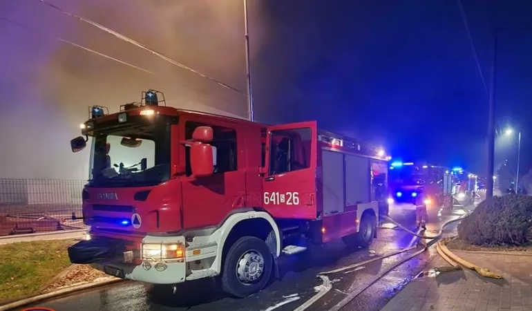 Pożar garażu. Spłonął samochód i sprzęt budowlany