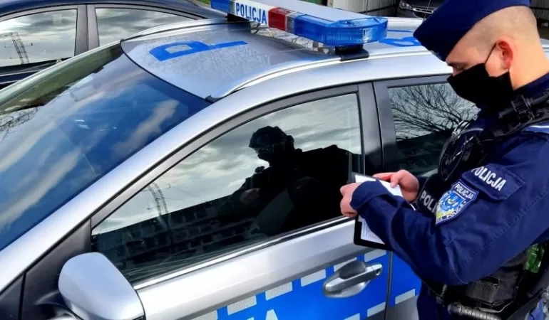 Policjanci podczas służby zwracają uwagę na przestrzeganie obowiązujących przepisów pouczając mieszkańców o nowych