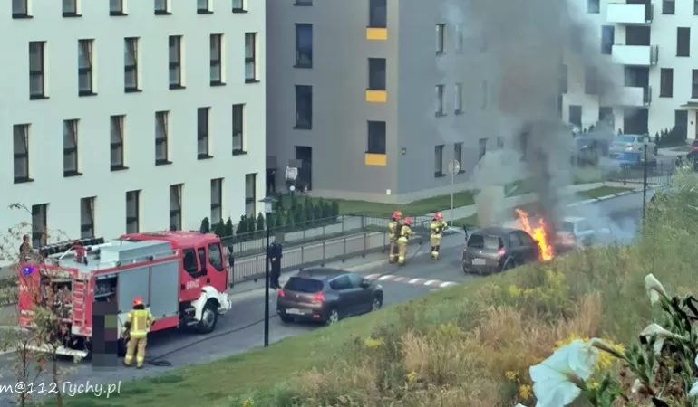 Pożar samochodu osobówego na ulicy Żorskiej