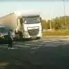 Kierowcy ciężarówek zignorowali obecność pieszej na pasach