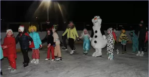 Mikołajkowy bal przebierańców na lodzie dla dzieci