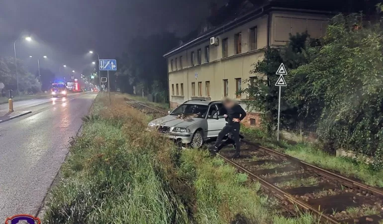 Stracił panowanie nad BMW. Wpadł na tory kolejowe prowadzące do tyskiego browaru