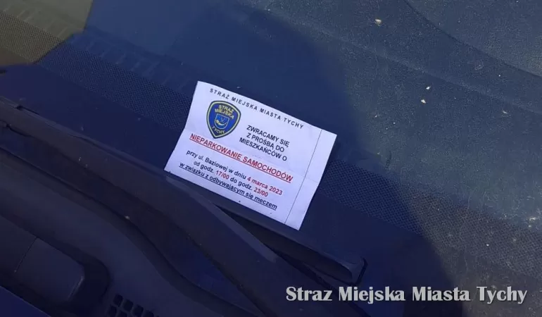 Straż Miejska wręcza kartki z prośbą o nieparkowanie na Baziowej