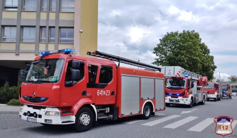 Interwencja straży pożarnej w Urzędzie Miejskim w Tychach, przy al. Niepodległości - 14.07.2023