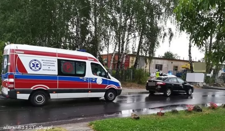 Rowerzysta uderzył w osobówkę na Wałowej