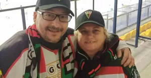 Potrzebna pomoc dla wiernej kibicki tyskich hokeistów - Kasi