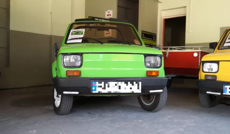 Turyści zwiedzą Tychy w Taxi-Maluch Cabrio!