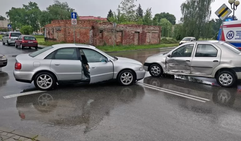 Zderzenie dwóch osobówek na skrzyżowaniu ul. Hlonda i Braterskiej - 6.07.2020