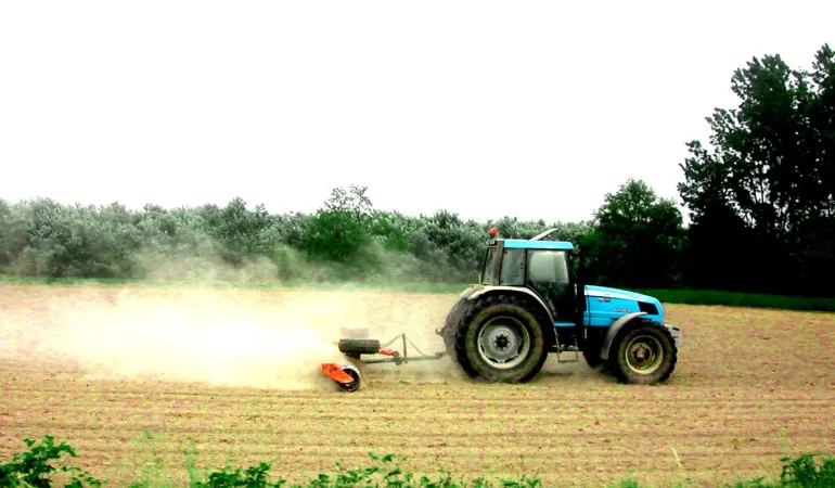 traktor,ciągnik,rolnik,rolnictwo,pole,rola,uprawa
