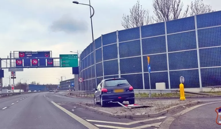 Osobówką uderzył w wysepkę na ul. Beskidzkiej