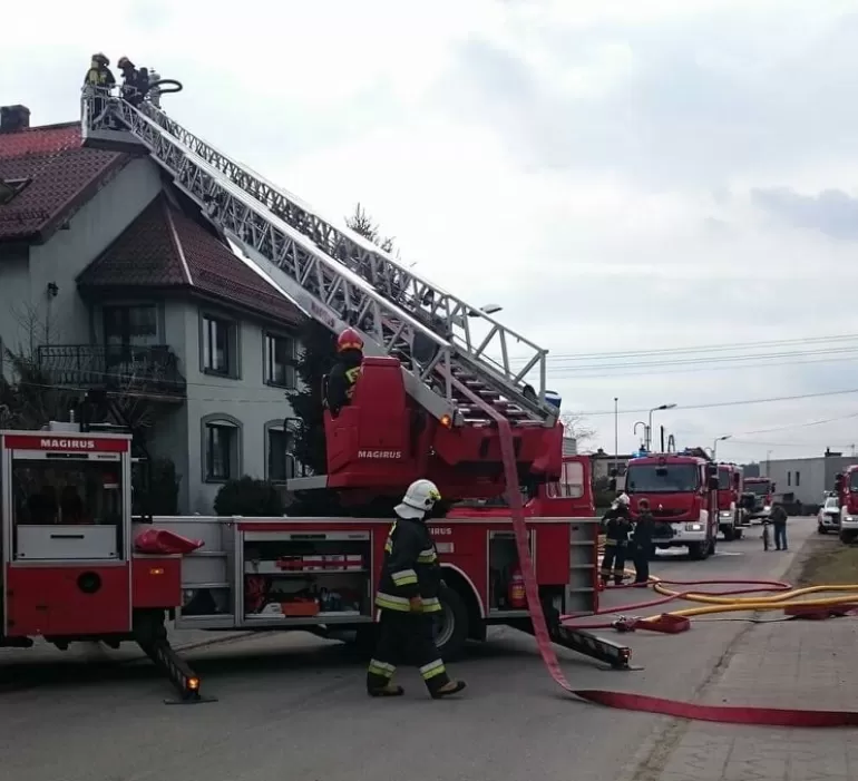 Pożar poddasza w domu przy ul. Żołędziowej w Kobiórze - 8.03.2018