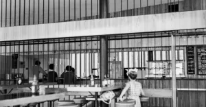 Bar dworcowy około 1972 roku, historyczne zdjęcie
