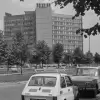[Historyczne zdjęcie] Prezydium Miejskiej Rady Narodowej i parking