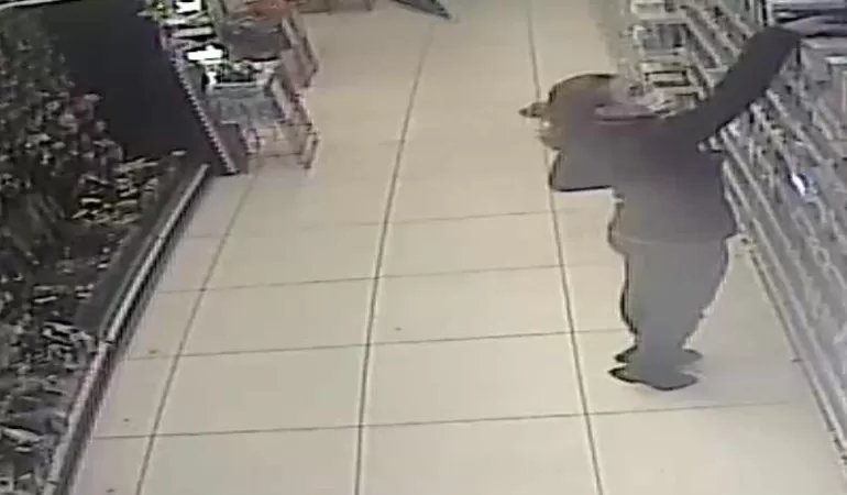 Kradzież perfum ze sklepu przy ul. Wyszyńskiego. Policja szuka sprawcy