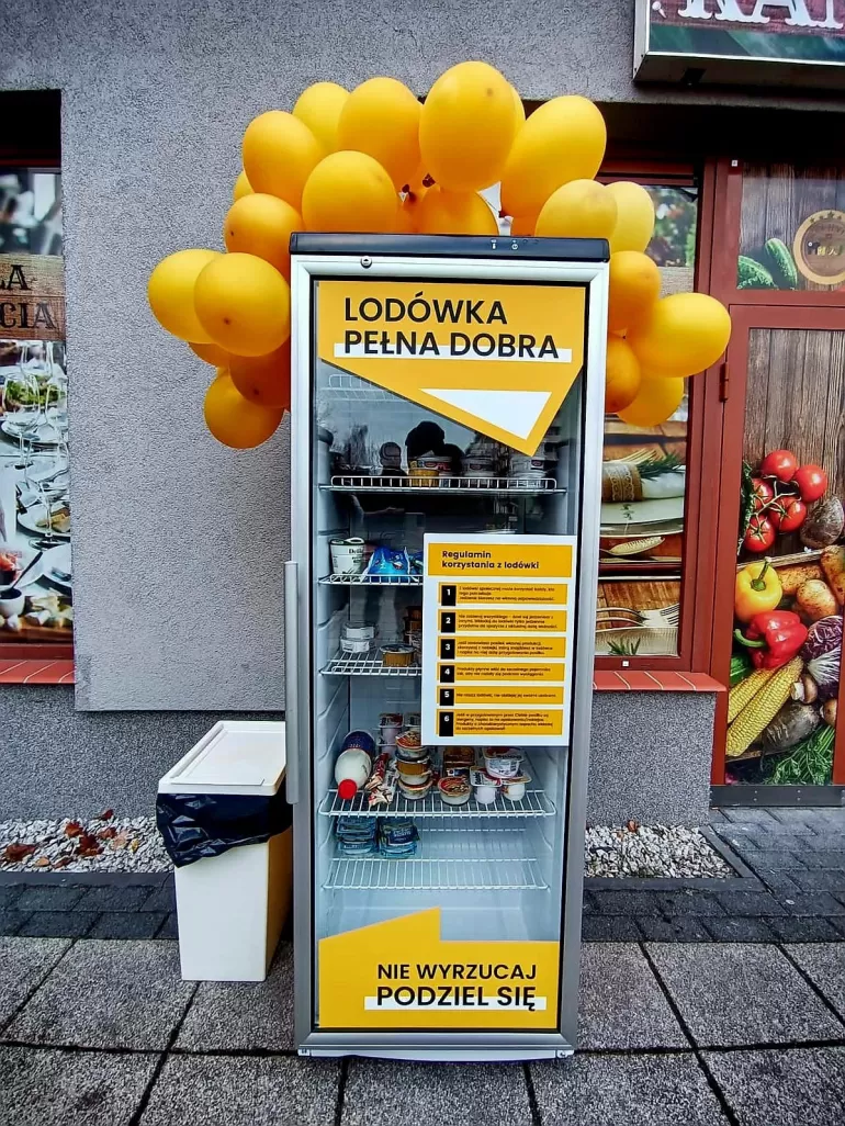 W Tychach przy ul. Uczniowskiej pojawiła się Lodówka Pełna Dobra - 05.12.2022